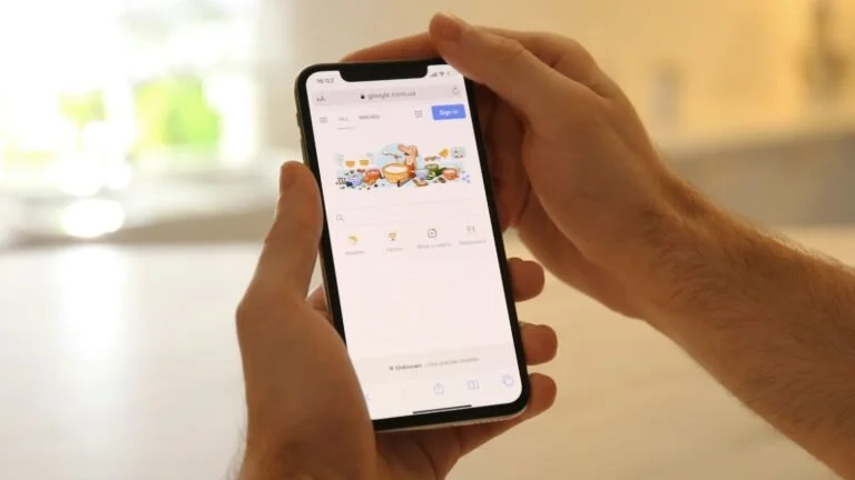 Person holding a phone that has Google open